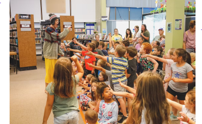 Dalla Akins entertaining children at the Library