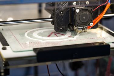 3D Printer hotend printing with white filament