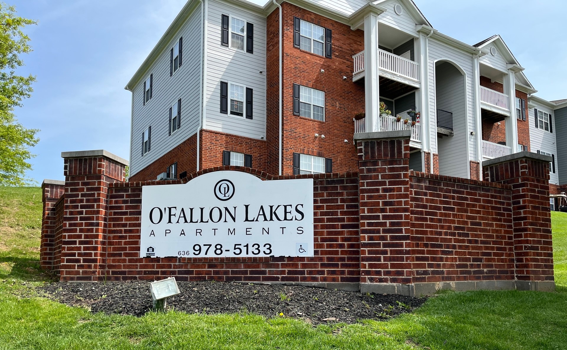 O'Fallon Lakes Apt Sign